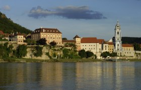 Exterior view of Dürnstein and castle, © Hotel Schloss Dürnstein GmbH Exterior view of Dürnstein and castle, © Hotel Schloss Dürnstein GmbH