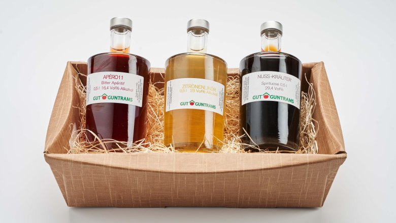 Dárek, © Gut Guntrams Tři lahve likérů v dárkovém balení.
