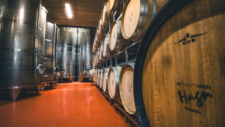 Vinařský dům Hagn, © Niederösterreich Werbung / Maximilian Pawlikowsky Vinný sklep s dřevěnými sudy a nerezovými nádržemi.