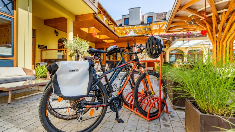 Bicycle parking lot at the Hotel Post-Hönigwirt, © Wiener Alpen/Martin Fülöp Bicycle parking lot at the Hotel Post-Hönigwirt, © Wiener Alpen/Martin Fülöp