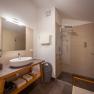 Apartmány Hausgnost, © Niederösterreich Werbung / Maximilian Pawlikowsky Moderní koupelna s umyvadlem, zrcadlem, sprchou a ručníky.