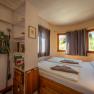 SONNENTOR country lofts, © Niederösterreich Werbung / Maximilian Pawlikowsky Pohled do interiéru útulné ložnice s manželskou postelí, policemi a okny se závěsy.
