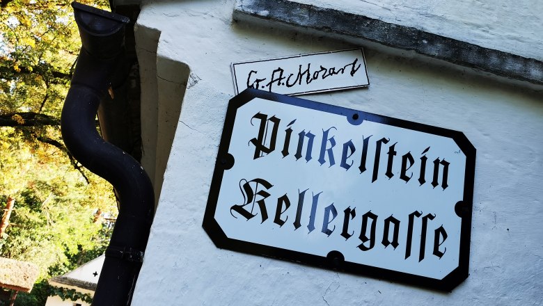Pinkelstein wine cellar lane in Raschala, © Weinstraße Weinviertel Pinkelstein wine cellar lane in Raschala, © Weinstraße Weinviertel