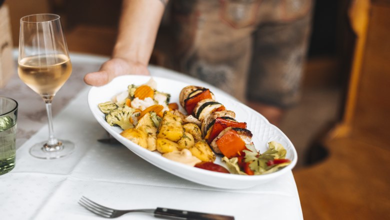 Ein Wirtshausklassiker: Grillspieß, © Niederösterreich Werbung/David Schreiber Ein Wirtshausklassiker: Grillspieß, © Niederösterreich Werbung/David Schreiber