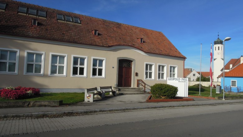 Leopold Figl Museum, © Stadtgemeinde Michelhausen Leopold Figl Museum mit Kirche im Hintergrund.