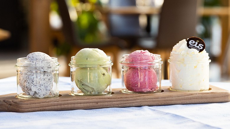 Eis-Greissler coffee house, mixed ice cream on a wooden board, © Blochberger Eisproduktion GmbH Eis-Greissler coffee house, mixed ice cream on a wooden board, © Blochberger Eisproduktion GmbH