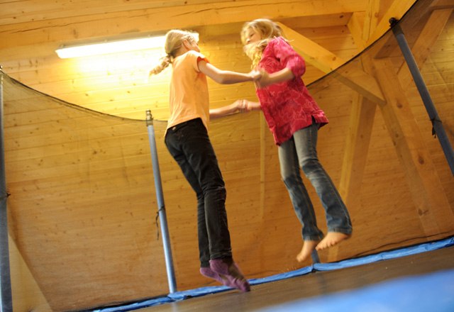 Jumping in the Hammerau vacation village, © zVg Jumping in the Hammerau vacation village, © zVg