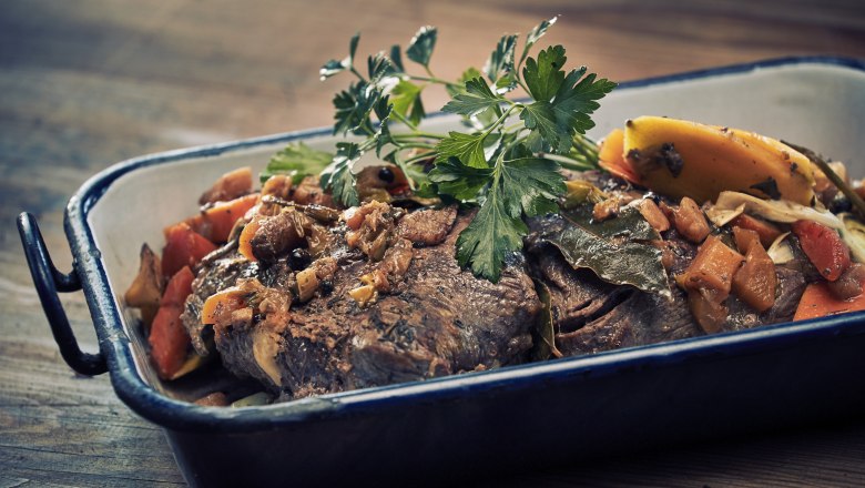 Zvěřina pečená na sádle s kořenovou zeleninou a houskovým knedlíkem, © Niederösterreich Werbung/Andreas Hofer Zvěřina pečená na sádle s kořenovou zeleninou a houskovým knedlíkem, © Niederösterreich Werbung/Andreas Hofer