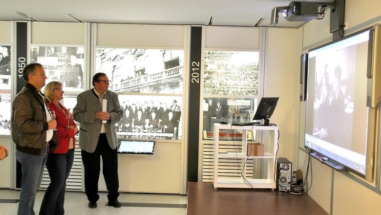 Josef Reither Museum, © Josef Reither Museum - Alois Wurzinger Menschen betrachten eine Präsentation im Josef Reither Museum.