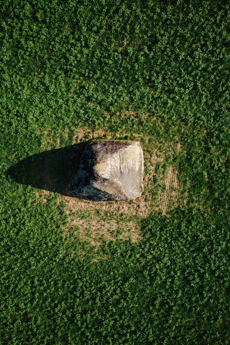 Kámen ve tvaru pyramidy vrhá stíny a vyvolává otázky., © Melanie Kerzendorfer Kámen ve tvaru pyramidy vrhá stíny a vyvolává otázky., © Melanie Kerzendorfer