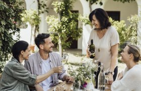 Winzerhof_Weinverkostung_Jause (c) WTG_Sophie Menegaldo (2), © Weinviertel Tourismus GmbH / Sophie Menegaldo Winzerhof_Weinverkostung_Jause (c) WTG_Sophie Menegaldo (2), © Weinviertel Tourismus GmbH / Sophie Menegaldo