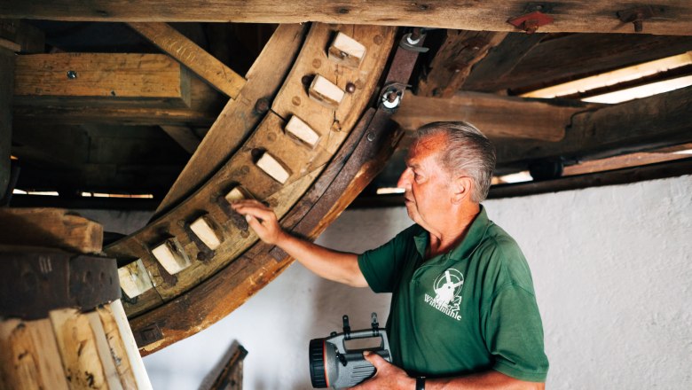 Euro Velo 13 Windmühle Retz Mann WTG Gollner 4, © Weinviertel Tourismus / Gollner Euro Velo 13 Windmühle Retz Mann WTG Gollner 4, © Weinviertel Tourismus / Gollner