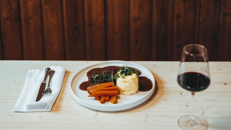 Braised beef cheeks, truffled mashed potatoes, glazed carrots, © Niederösterreich Werbung/David Schreiber Braised beef cheeks, truffled mashed potatoes, glazed carrots, © Niederösterreich Werbung/David Schreiber