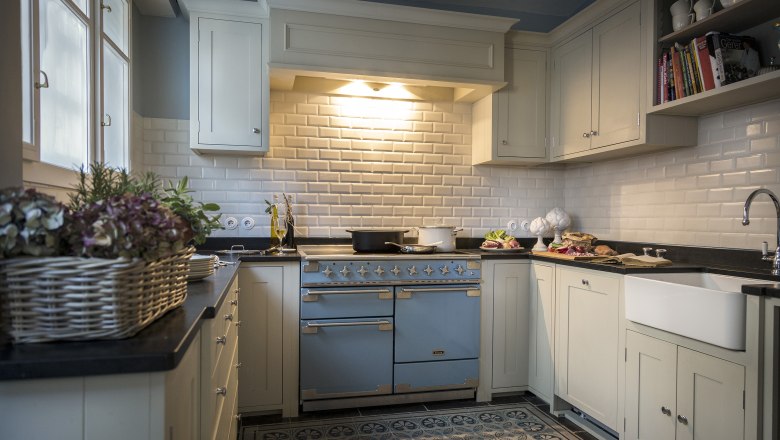 Kitchen of the villa, © Matthias Kronfuss Kitchen of the villa, © Matthias Kronfuss