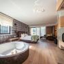 Boutique hotel WeinSpitz, © Niederösterreich Werbung / Maximilian Pawlikowsky Luxusní hotelový pokoj s volně stojící vanou, velkou postelí a panoramatickým oknem s výhledem do přírody.
