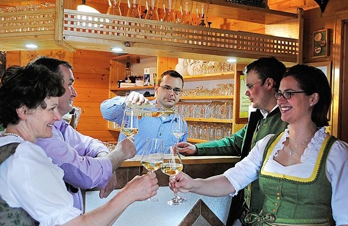 Social get-together at the Tavern Steurer, © Mostheurigen Steurer Social get-together at the Tavern Steurer, © Mostheurigen Steurer