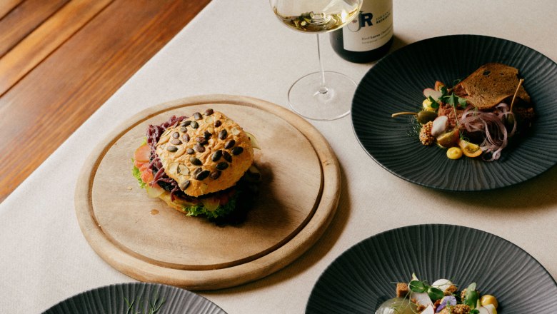 Vynikající oceněná kuchyně, © Julius Hirtzberger Gurmánské pokrmy na stole s vínem.