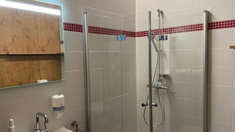 Bathroom with shower and WC, © Wiener Alpen Bathroom with shower and WC, © Wiener Alpen