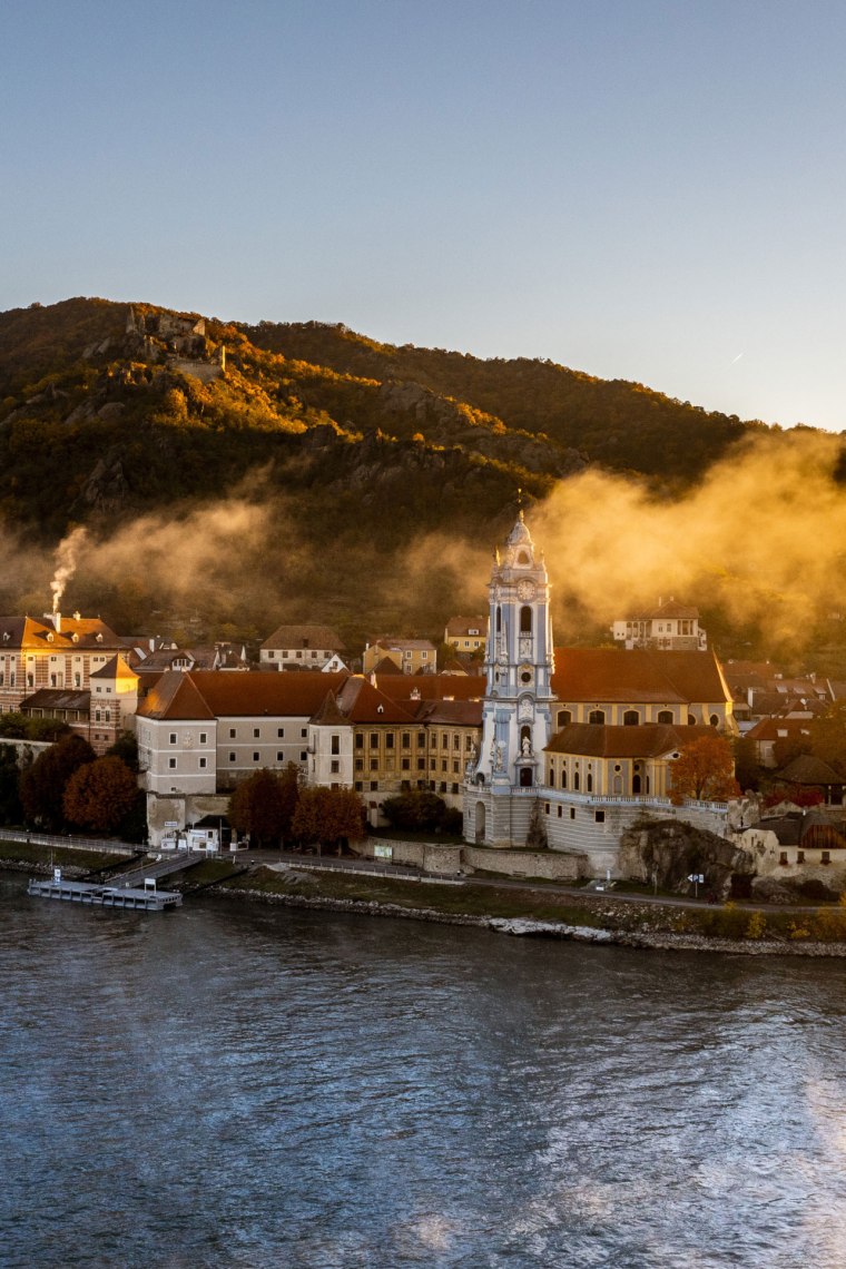 Hra barev ve své třídě: modrá věž v podzimním slunci. , © Robert Herbst Hra barev ve své třídě: modrá věž v podzimním slunci. , © Robert Herbst