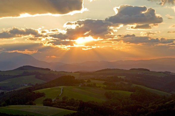 Západ slunce nad kopci Bucklige Welt, © Wiener Alpen in Niederösterreich/Franz Zwickl