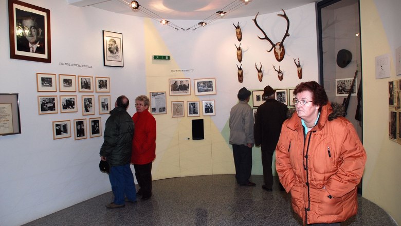 Leopold Figl Museum, © Stadtgemeinde Michelhausen Besucher im Leopold Figl Museum betrachten Fotos und Jagdtrophäen an den Wänden.