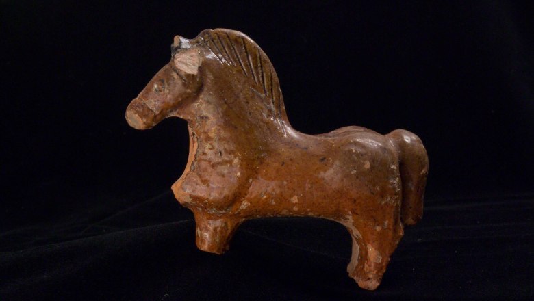 Ceramic horse from a Roman cremation grave in Schießstattgasse, © BDA, Schumacher Ceramic horse from a Roman cremation grave in Schießstattgasse, © BDA, Schumacher