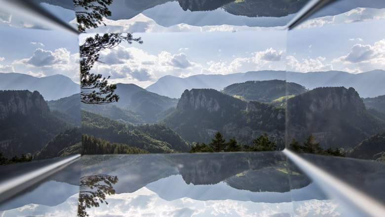 Blick durch den Wiener Alpen Viewer, © Wiener Alpen - Zwickl Blick durch den Wiener Alpen Viewer, © Wiener Alpen - Zwickl