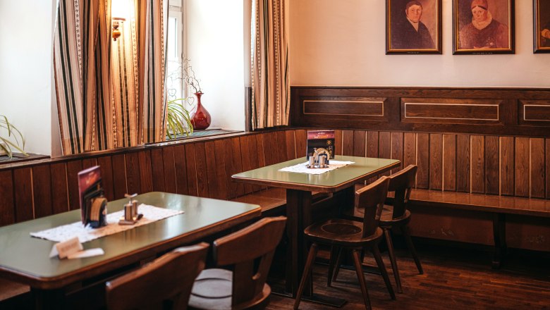 Tradiční salón na náměstí Dreifaltigkeitsplatz ve Zwettlu, © Niederösterreich Werbung/Daniela Führer Tradiční salonek s dřevěným nábytkem a obrazy na stěnách.