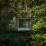 Treehouse Lodge Schrems, © Niederösterreich Werbung / Maximilian Pawlikowsky Moderní dům na stromě uprostřed hustého lesa.