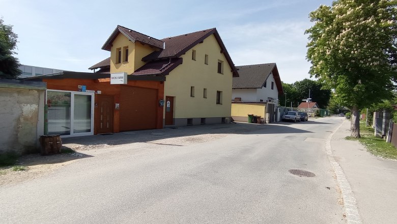 View of the street "Zum Scheibenstand 11", © michlfarm View of the street "Zum Scheibenstand 11", © michlfarm