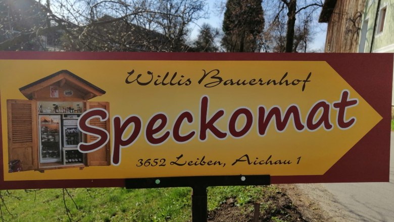 Signpost to the Speckomat at Willis Bauernhof, © Familie Wilhelm Signpost to the Speckomat at Willis Bauernhof, © Familie Wilhelm