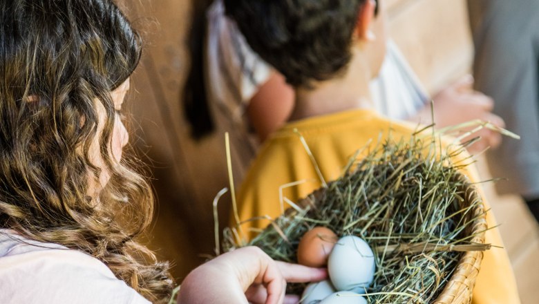 pension-kobichl_children-with-eggs-in-the-basket_1, © Fred Lindmoser pension-kobichl_children-with-eggs-in-the-basket_1, © Fred Lindmoser