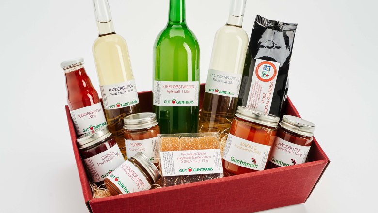 Dárek, © Gut Guntrams Dárkový koš s různými potravinami od společnosti Gut Guntrams.