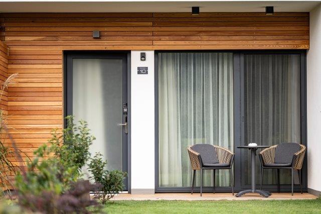 Penzion v Triádě, © Marketing Platzhirsch, Gobauer Moderní terasa se dvěma židlemi a stolem před domem pro hosty.