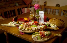 Heurigen snack, © Oberaigner Heurigen snack, © Oberaigner