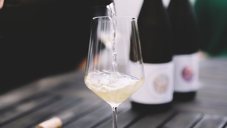 Pouring wine, © Niederösterreich Werbung / Mara Hohla Pouring wine, © Niederösterreich Werbung / Mara Hohla