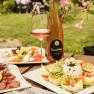 Občerstvení v restauraci Strawanzer, © Rita Newman Venkovní stůl s vínem, salátem a sýrovým talířem ve vinárně Strawanzer