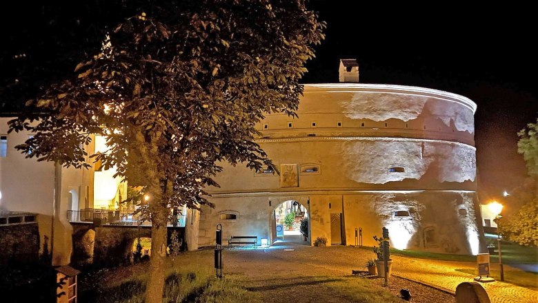 Zámek Pöggstall v noci, © Marktgemeinde Pöggstall Zámek Pöggstall v noci, © Marktgemeinde Pöggstall