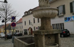 Market fountain, © Marktgemeinde Gumpoldskirchen Market fountain, © Marktgemeinde Gumpoldskirchen