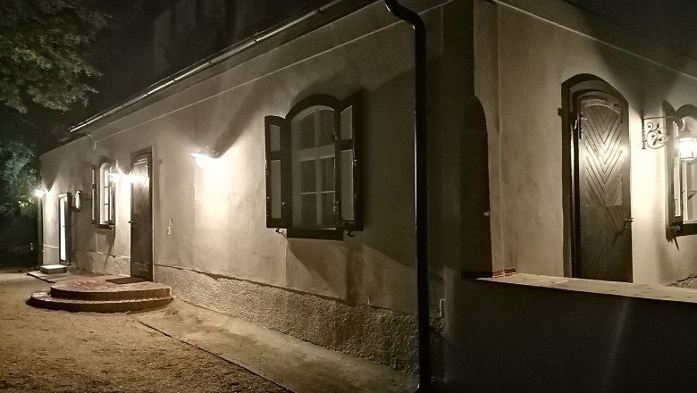 Venkovské sídlo Oberhof, © Landsitz Oberhof Osvětlená budova v noci s otevřenými okny a dveřmi.