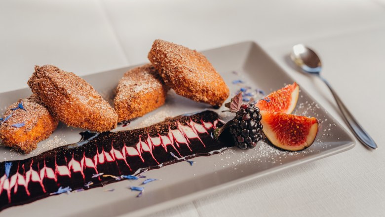 gebackenes Grieskoch mit Hollersaucerl, © Niederösterreich Werbung/Daniela Führer gebackenes Grieskoch mit Hollersaucerl, © Niederösterreich Werbung/Daniela Führer