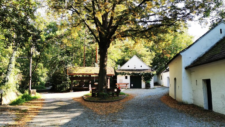 Idyllic square in Raschala, © Weinstraße Weinviertel Idyllic square in Raschala, © Weinstraße Weinviertel