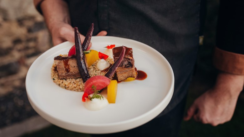 Braised pastries, cider sauce, einkorn risotto, potato mousse, turnip variation, © Niederösterreich Werbung/Daniela Führer Braised pastries, cider sauce, einkorn risotto, potato mousse, turnip variation, © Niederösterreich Werbung/Daniela Führer