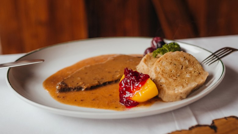 Hirschbraten mit dickem Wurzelsaft und Knödel, © Niederösterreich Werbung/Daniela Führer Hirschbraten mit dickem Wurzelsaft und Knödel, © Niederösterreich Werbung/Daniela Führer