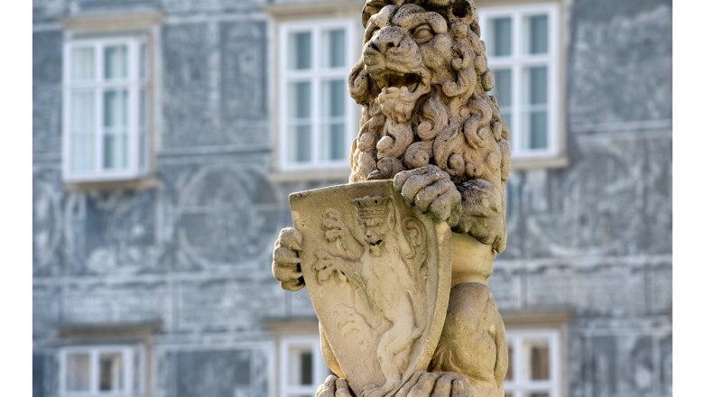 Lion on city fountain, © Himmel Lion on city fountain, © Himmel