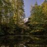 Treehouse Lodge Schrems, © Niederösterreich Werbung / Maximilian Pawlikowsky Moderní dům na stromě v lese, který se odráží v klidném rybníku.