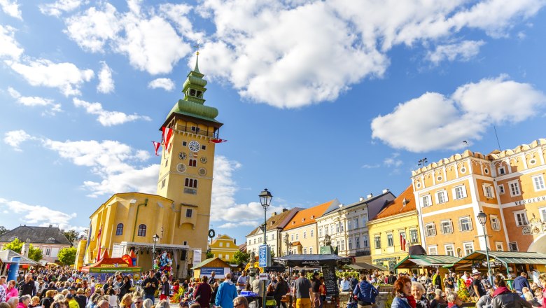 Grape harvest festival with the town hall tower in the background, © Peter Buchgrabe Grape harvest festival with the town hall tower in the background, © Peter Buchgrabe