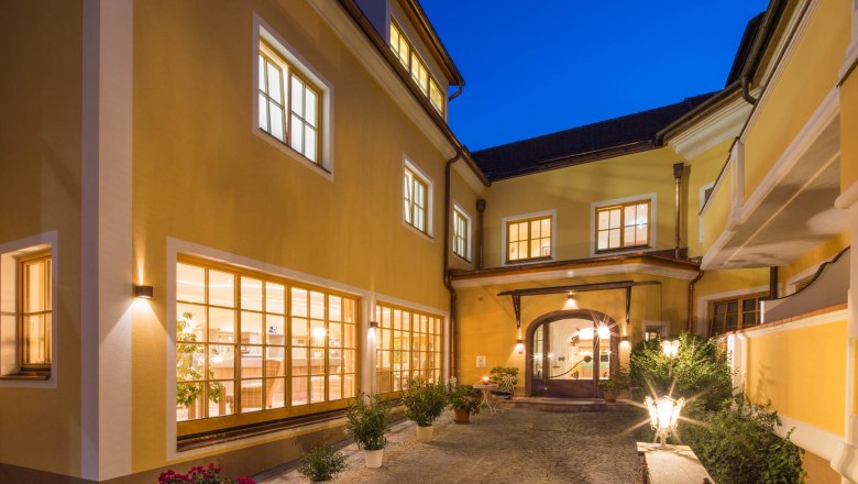 Hotel-Restaurant "Zum Schwarzen Bären", © Lachlan Blair Hotel-Restaurant "Zum Schwarzen Bären", © Lachlan Blair