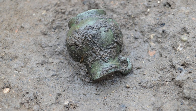 Roman miniature bronze amphora in the Tulln-Wilhelmstraße excavation, © BDA Roman miniature bronze amphora in the Tulln-Wilhelmstraße excavation, © BDA