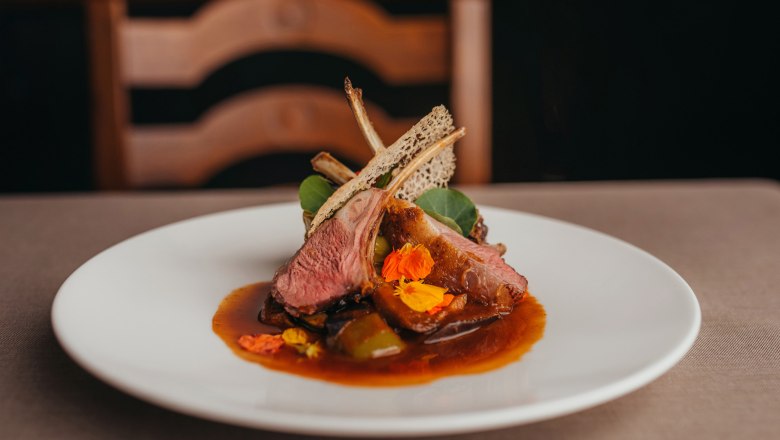 Mostviertler Weidelamm, gefüllte Minipaprika, Brunnenkresse und Zitronen-Thymian-Jus, © Niederösterreich Werbung/Daniela Führer Mostviertler Weidelamm, gefüllte Minipaprika, Brunnenkresse und Zitronen-Thymian-Jus, © Niederösterreich Werbung/Daniela Führer